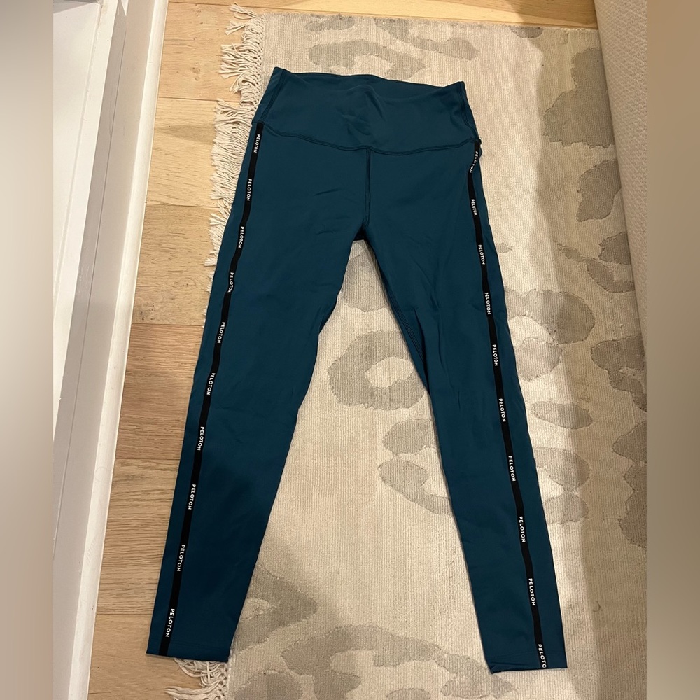 Peloton here now legging size medium